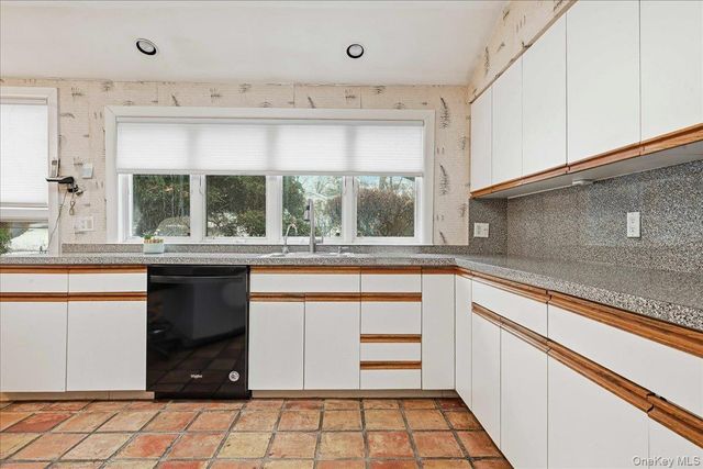 85 Hickory Drive, East Hills, NY 11576