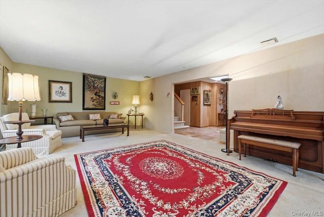 85 Hickory Drive, East Hills, NY 11576