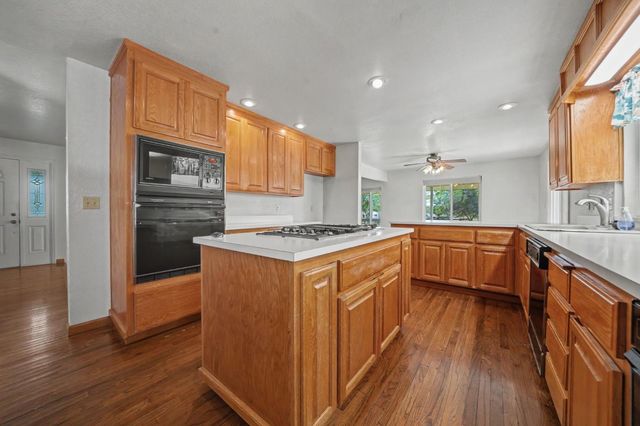 4877 Hillvale Dr, Valley Springs, CA 95252