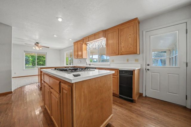 4877 Hillvale Dr, Valley Springs, CA 95252