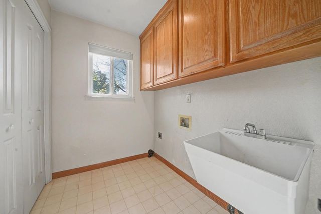 4877 Hillvale Dr, Valley Springs, CA 95252