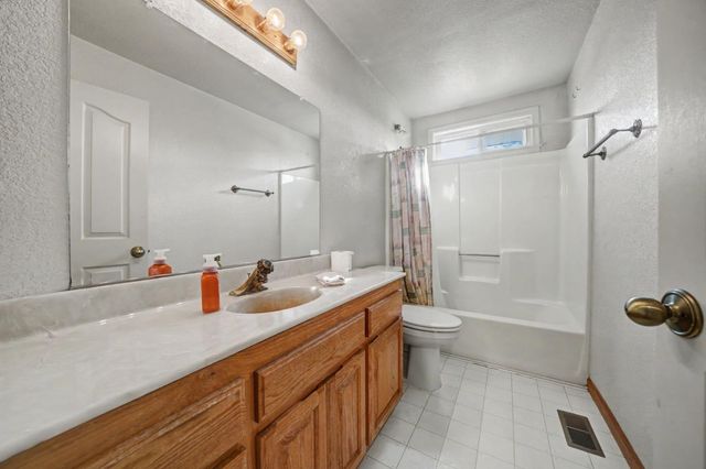 4877 Hillvale Dr, Valley Springs, CA 95252