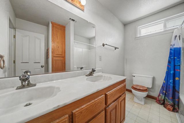 4877 Hillvale Dr, Valley Springs, CA 95252