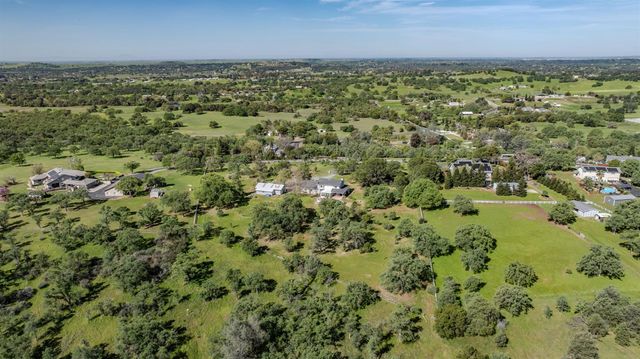 4877 Hillvale Dr, Valley Springs, CA 95252