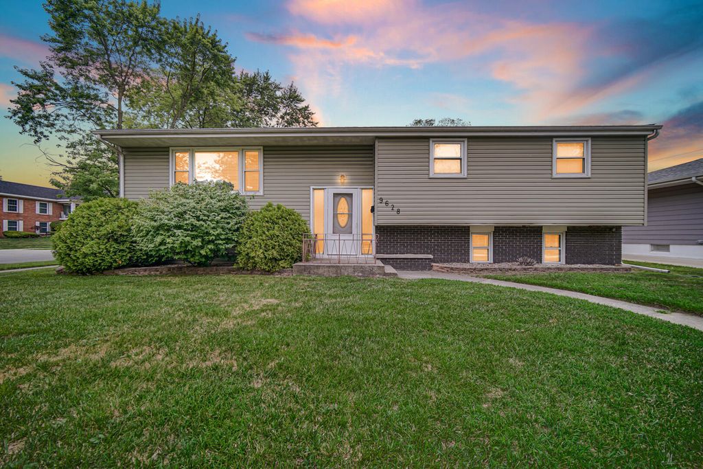 9628 Crestwood Avenue, Munster, IN 46321