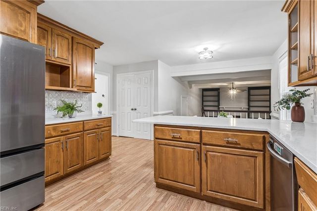 112 Breezy Point DR, Yorktown, VA 23692