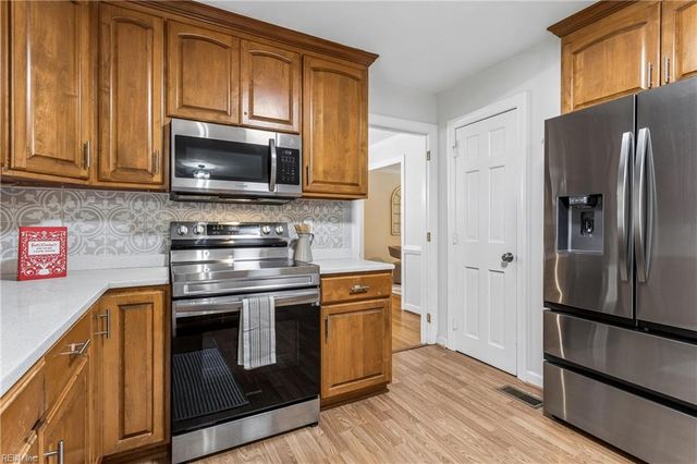 112 Breezy Point DR, Yorktown, VA 23692