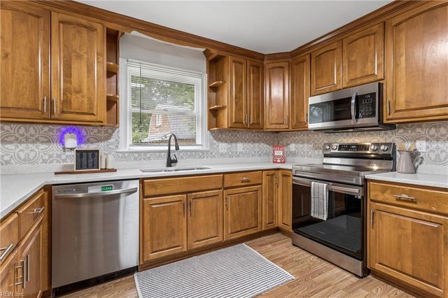 112 Breezy Point DR, Yorktown, VA 23692