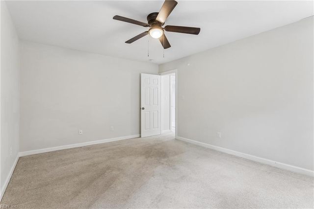 112 Breezy Point DR, Yorktown, VA 23692