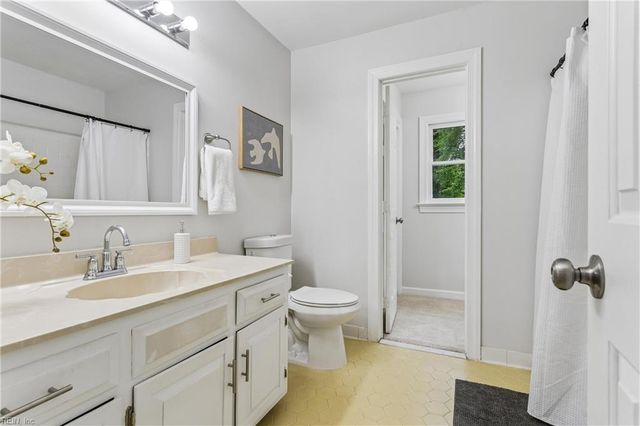 112 Breezy Point DR, Yorktown, VA 23692