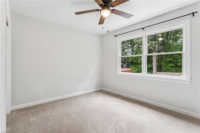 112 Breezy Point DR, Yorktown, VA 23692