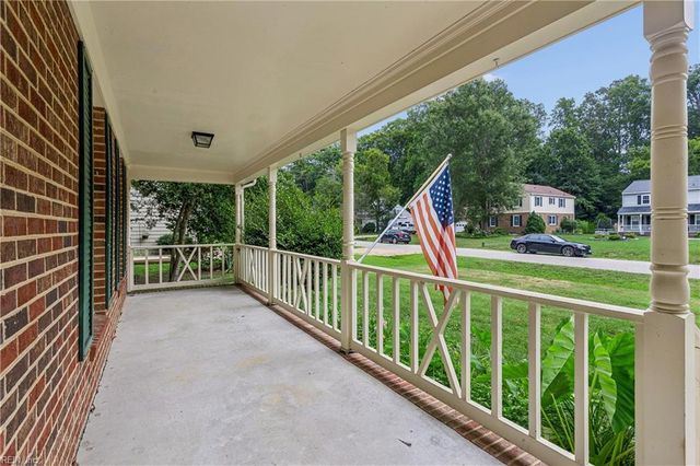 112 Breezy Point DR, Yorktown, VA 23692