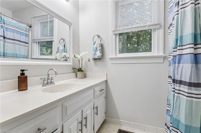 112 Breezy Point DR, Yorktown, VA 23692