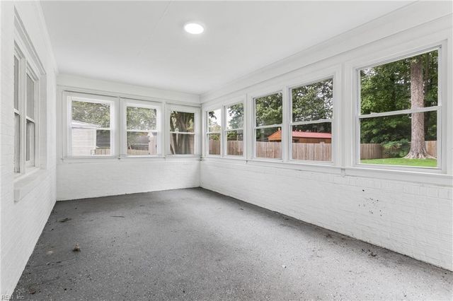 112 Breezy Point DR, Yorktown, VA 23692