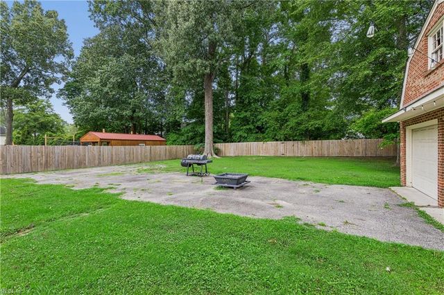112 Breezy Point DR, Yorktown, VA 23692