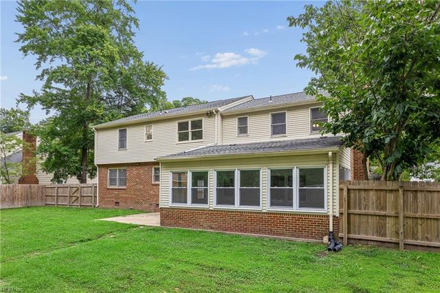 112 Breezy Point DR, Yorktown, VA 23692