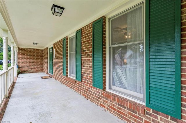 112 Breezy Point DR, Yorktown, VA 23692