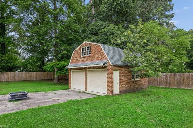 112 Breezy Point DR, Yorktown, VA 23692