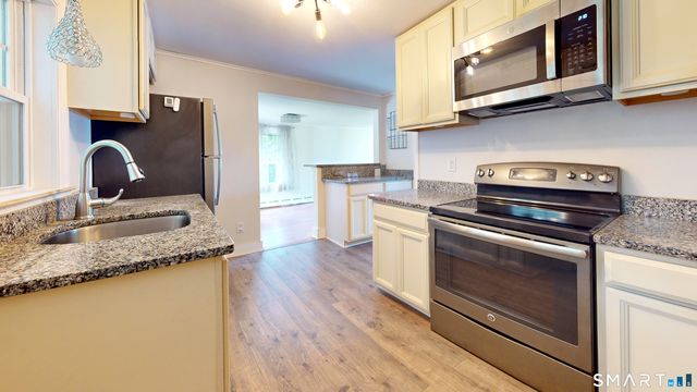 1 Middle Street, Waterford, CT 06385