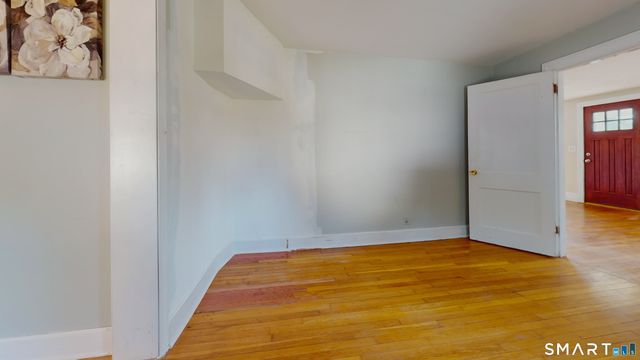 1 Middle Street, Waterford, CT 06385