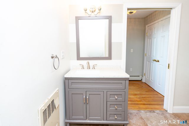 1 Middle Street, Waterford, CT 06385