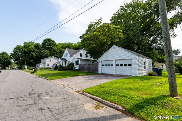 1 Middle Street, Waterford, CT 06385