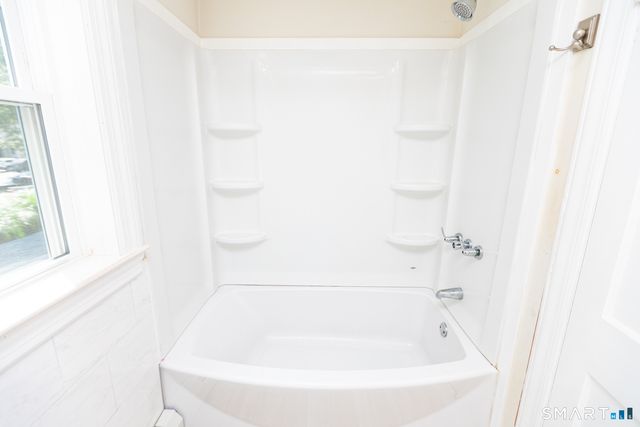 1 Middle Street, Waterford, CT 06385