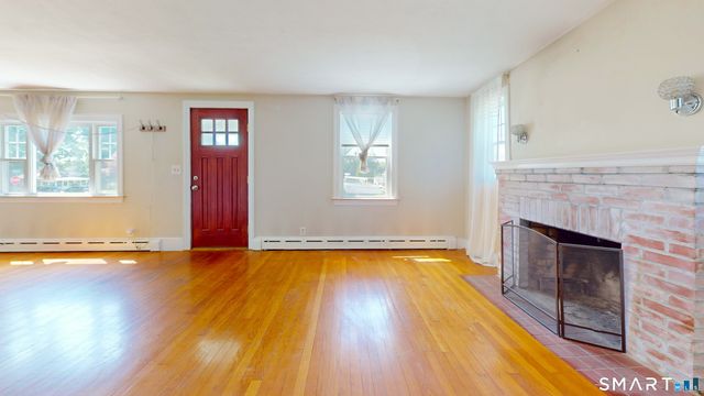 1 Middle Street, Waterford, CT 06385