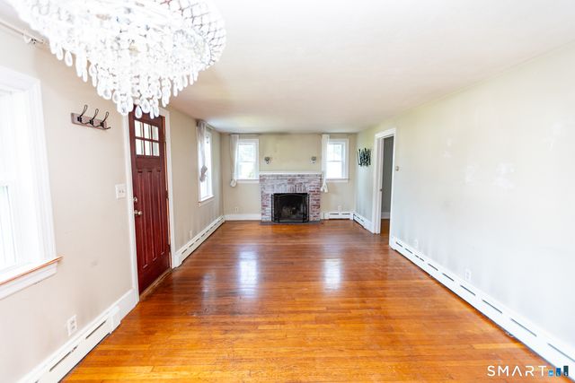 1 Middle Street, Waterford, CT 06385