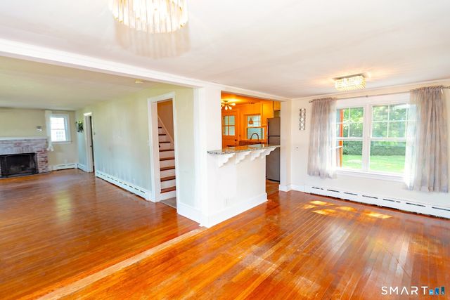 1 Middle Street, Waterford, CT 06385