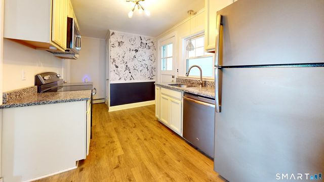 1 Middle Street, Waterford, CT 06385
