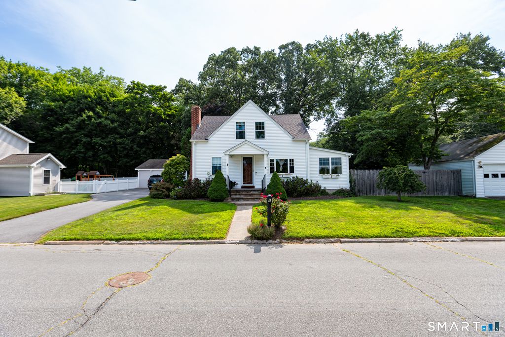 1 Middle Street, Waterford, CT 06385
