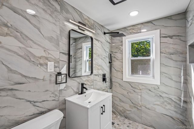 6 Mccue Street, Wheatley Heights, NY 11798