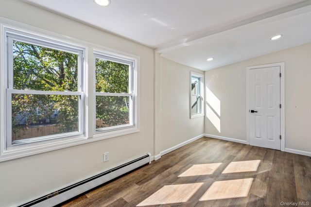 6 Mccue Street, Wheatley Heights, NY 11798