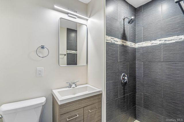 6 Mccue Street, Wheatley Heights, NY 11798