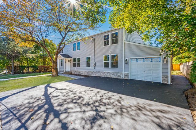 6 Mccue Street, Wheatley Heights, NY 11798