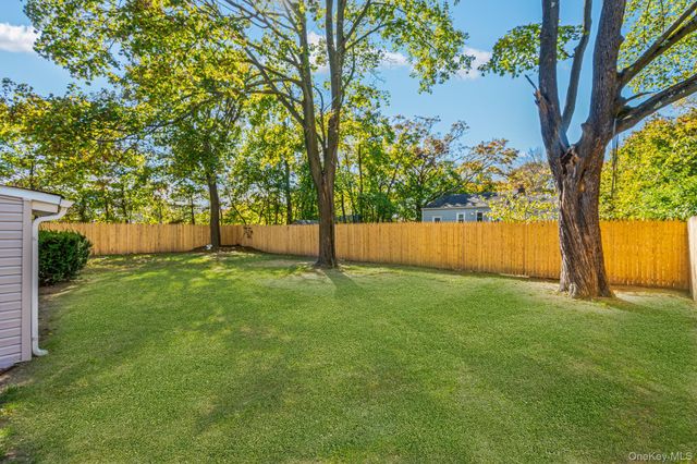 6 Mccue Street, Wheatley Heights, NY 11798