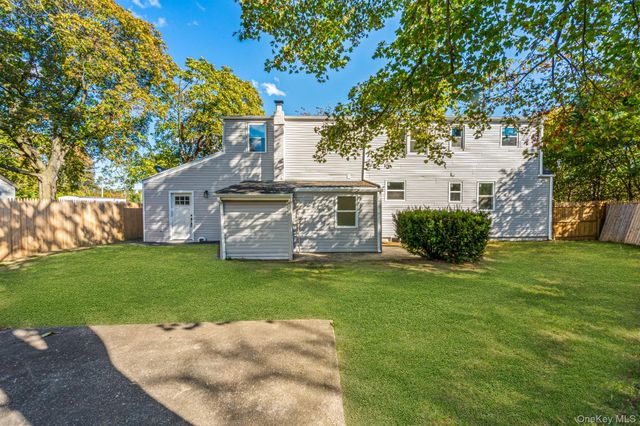 6 Mccue Street, Wheatley Heights, NY 11798