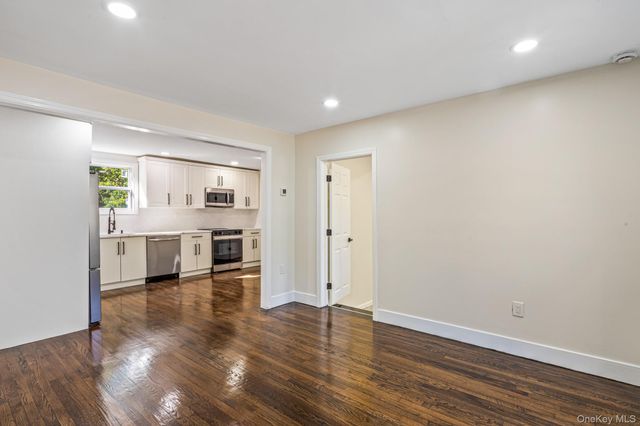 6 Mccue Street, Wheatley Heights, NY 11798