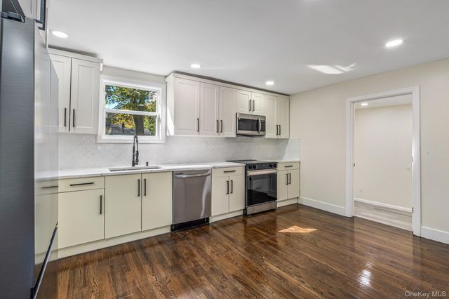 6 Mccue Street, Wheatley Heights, NY 11798