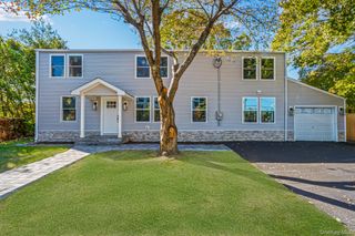 6 Mccue Street, Wheatley Heights, NY 11798