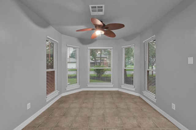 402 Pine Manor Dr, Conroe, TX 77385