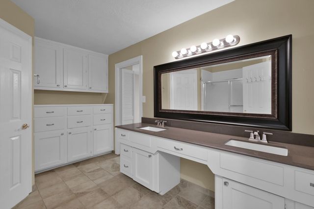 402 Pine Manor Dr, Conroe, TX 77385