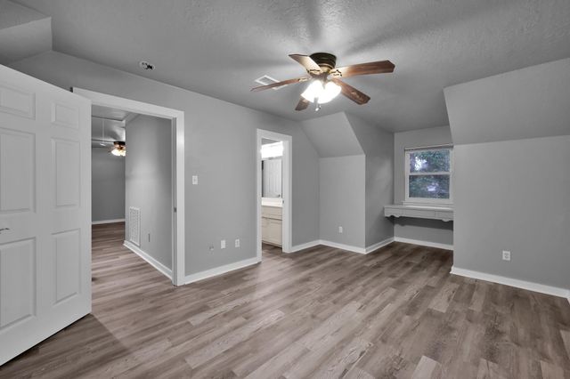 402 Pine Manor Dr, Conroe, TX 77385