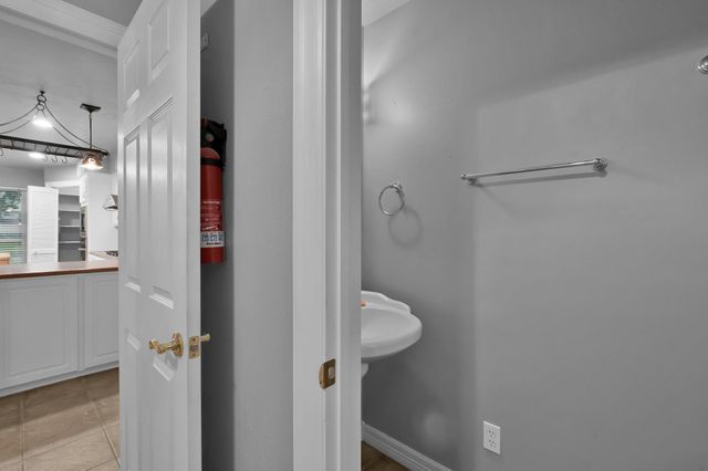 402 Pine Manor Dr, Conroe, TX 77385