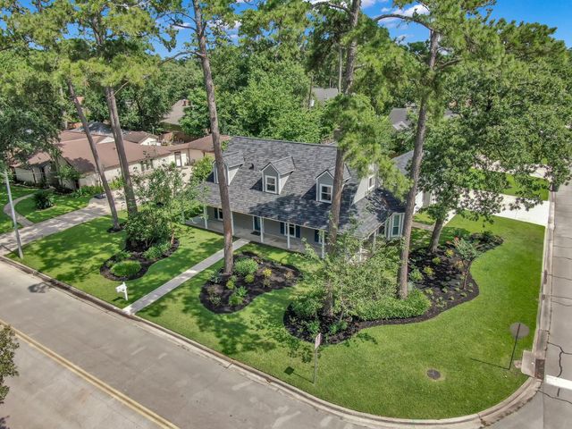 402 Pine Manor Dr, Conroe, TX 77385