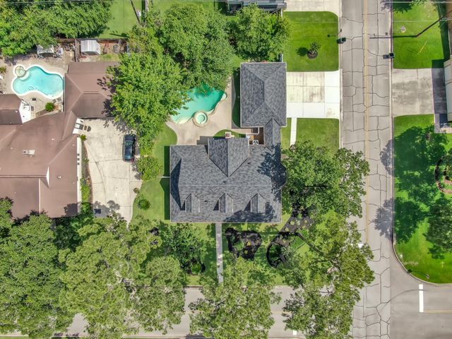 402 Pine Manor Dr, Conroe, TX 77385