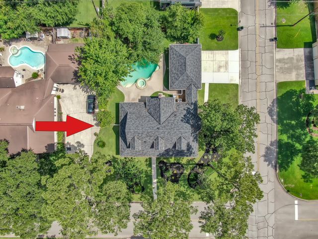402 Pine Manor Dr, Conroe, TX 77385