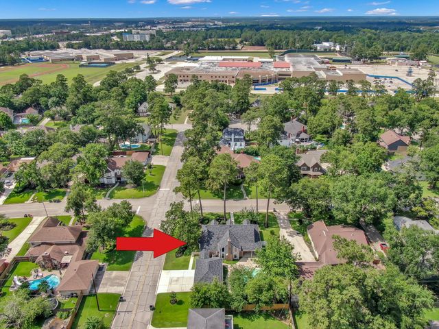402 Pine Manor Dr, Conroe, TX 77385