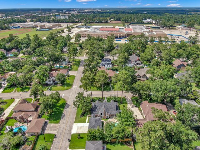 402 Pine Manor Dr, Conroe, TX 77385